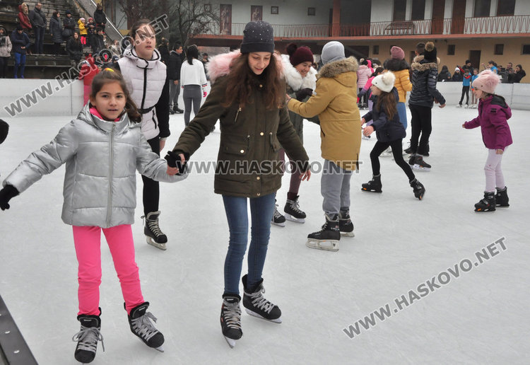 Фигуристи от „Денкова – Стависки” с шоу на ледената пързалка в Хасково