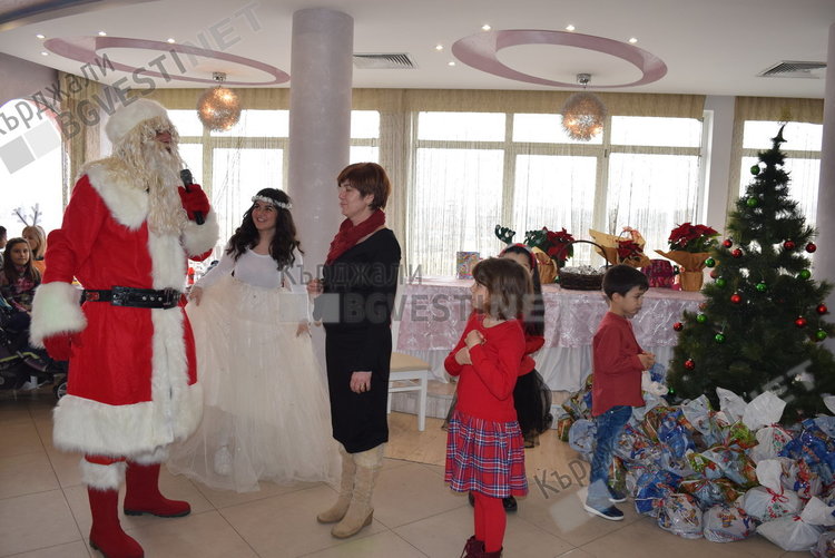 Дядо Коледа зарадва с подаръци 170 деца в неравностойно положение на весел бал в Кърджали
