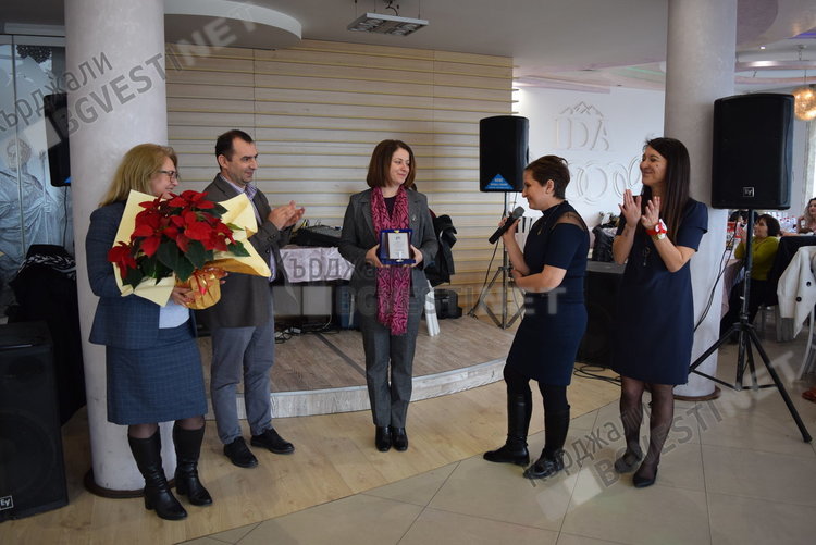 Дядо Коледа зарадва с подаръци 170 деца в неравностойно положение на весел бал в Кърджали