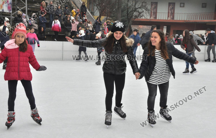 Фигуристи от „Денкова – Стависки” с шоу на ледената пързалка в Хасково