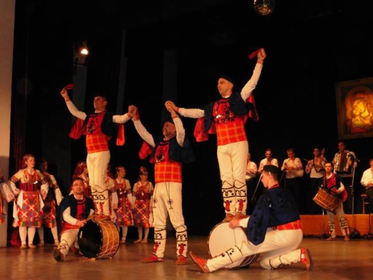 Вълнуващ концерт за Коледа подариха танцьорите, музикантите и певците на Дома на културата на Кърджали