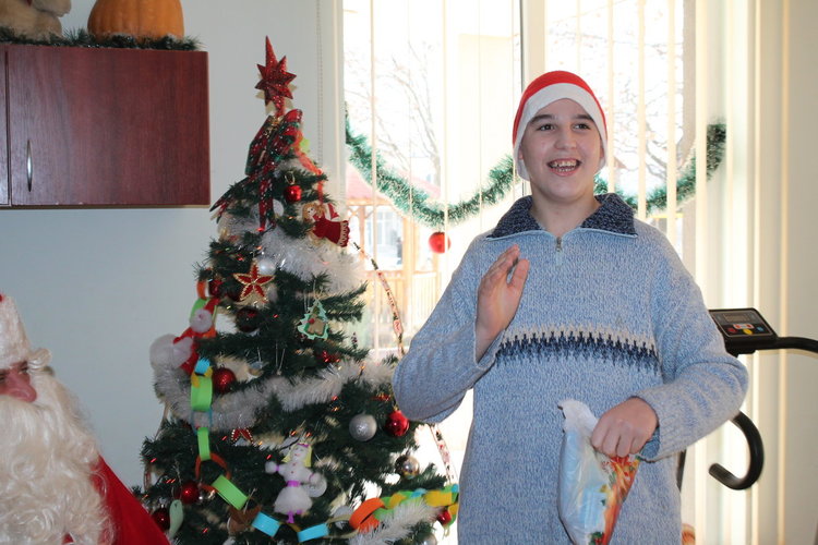 Дядо Коледа раздаде подаръци на децата и младежите от Центъра за настаняване от семеен тип в Хасково 