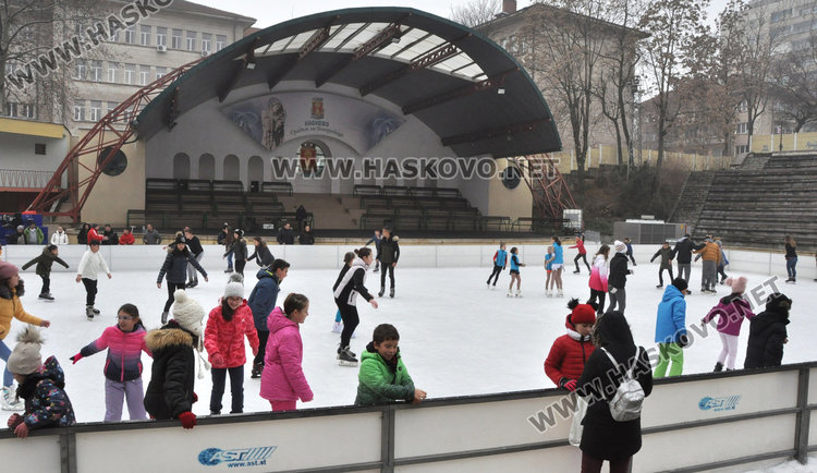 Фигуристи от „Денкова – Стависки” с шоу на ледената пързалка в Хасково