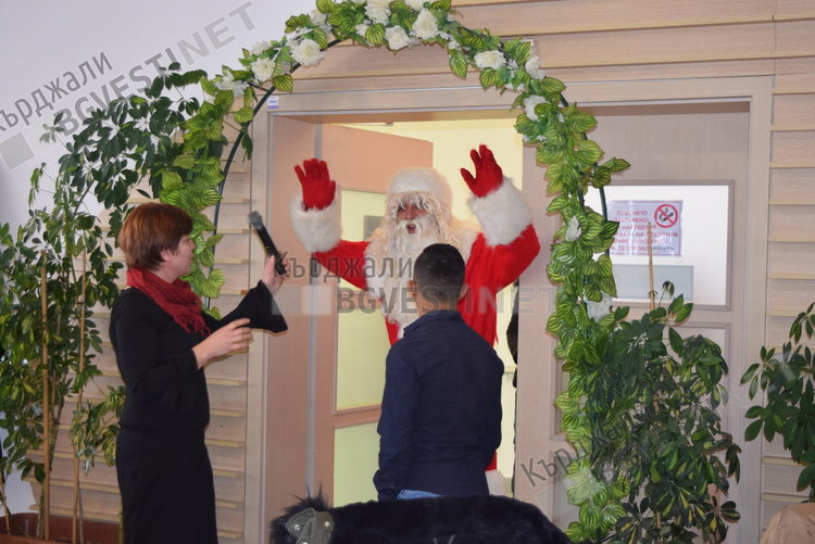 Дядо Коледа зарадва с подаръци 170 деца в неравностойно положение на весел бал в Кърджали