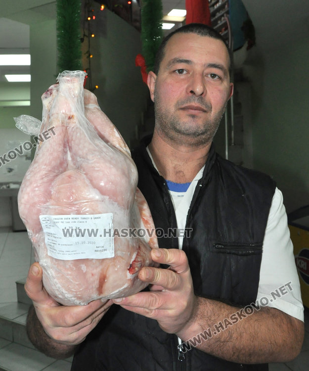 Пуйките за Коледа най-търсени на животинския пазар в Хасково днес 