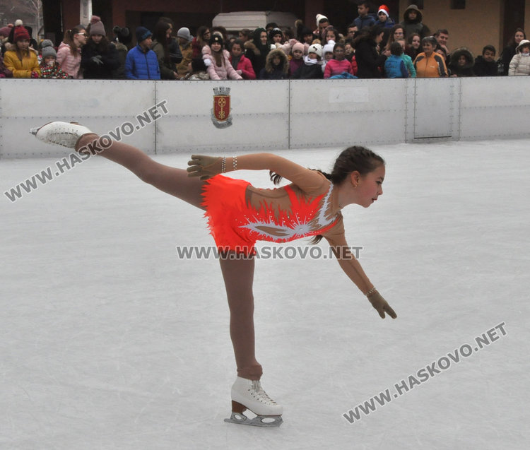 Фигуристи от „Денкова – Стависки” с шоу на ледената пързалка в Хасково