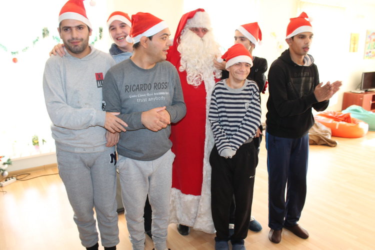 Дядо Коледа раздаде подаръци на децата и младежите от Центъра за настаняване от семеен тип в Хасково 