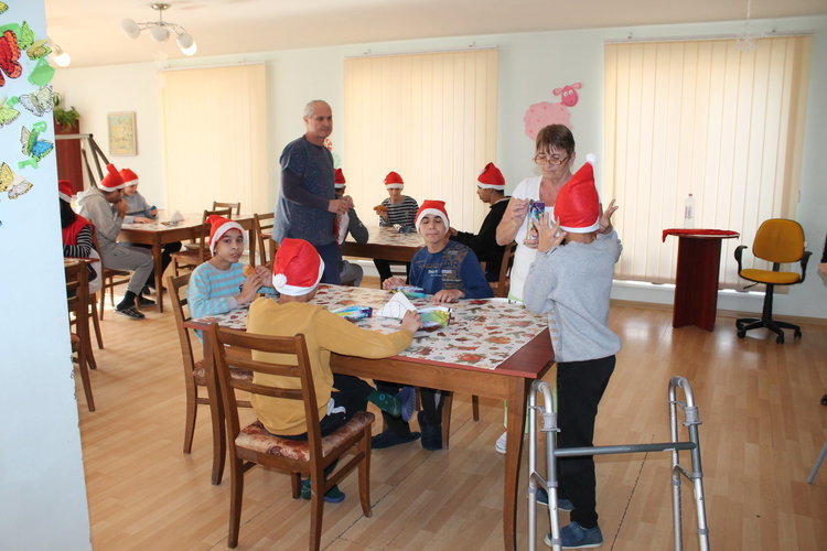 Дядо Коледа раздаде подаръци на децата и младежите от Центъра за настаняване от семеен тип в Хасково 