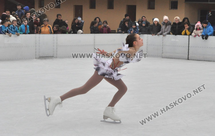 Фигуристи от „Денкова – Стависки” с шоу на ледената пързалка в Хасково