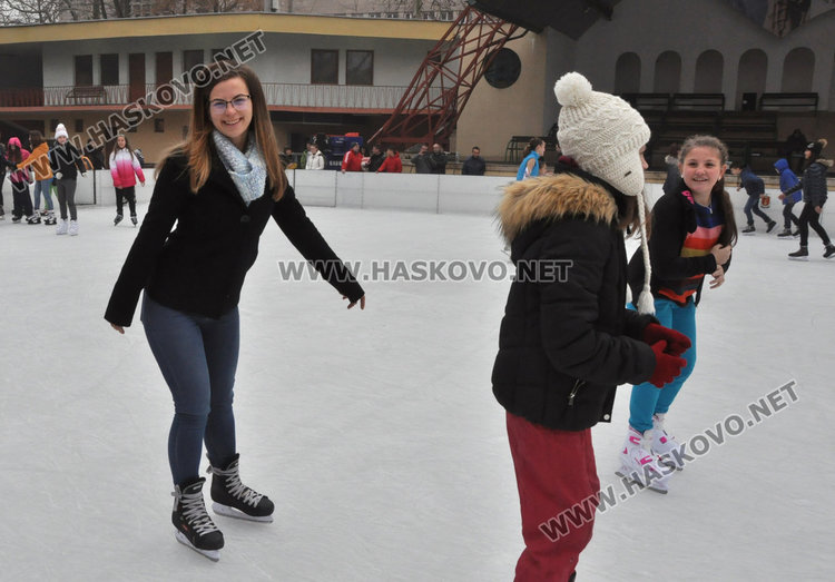 Фигуристи от „Денкова – Стависки” с шоу на ледената пързалка в Хасково