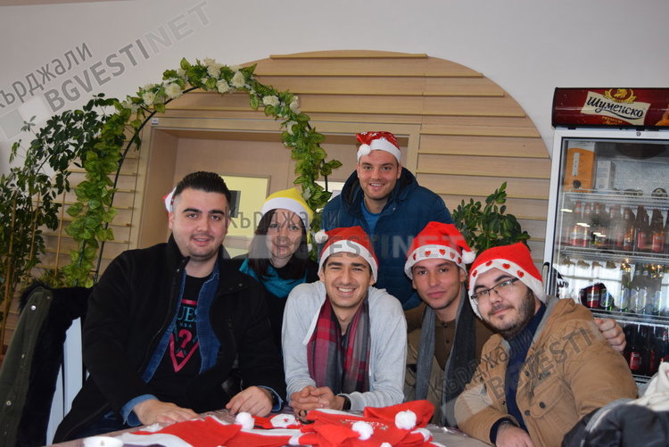 Дядо Коледа зарадва с подаръци 170 деца в неравностойно положение на весел бал в Кърджали