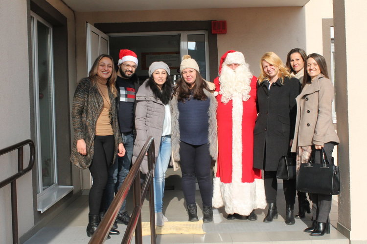 Дядо Коледа раздаде подаръци на децата и младежите от Центъра за настаняване от семеен тип в Хасково 