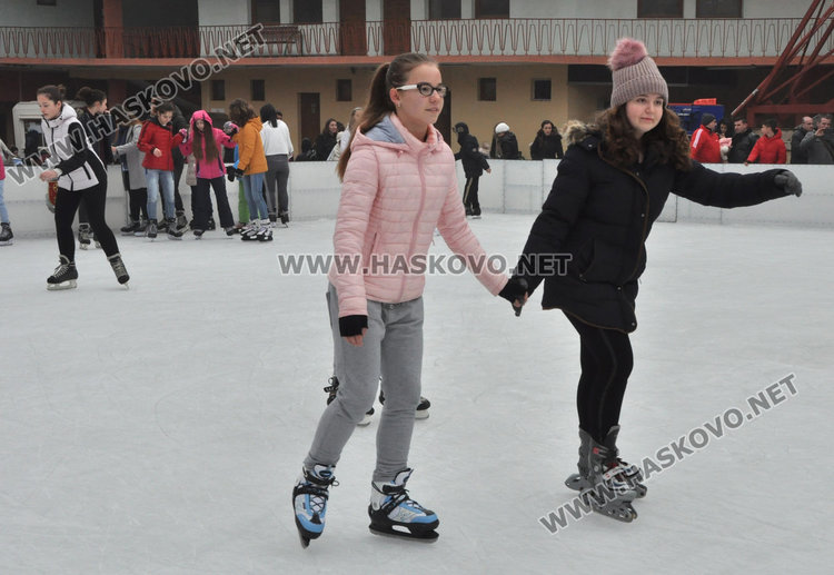 Фигуристи от „Денкова – Стависки” с шоу на ледената пързалка в Хасково