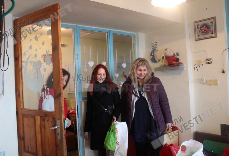  Образователен център НЕА ГЕРМАНИКА с дарение за деца в неравностойно положение в Пловдив и Кърджали