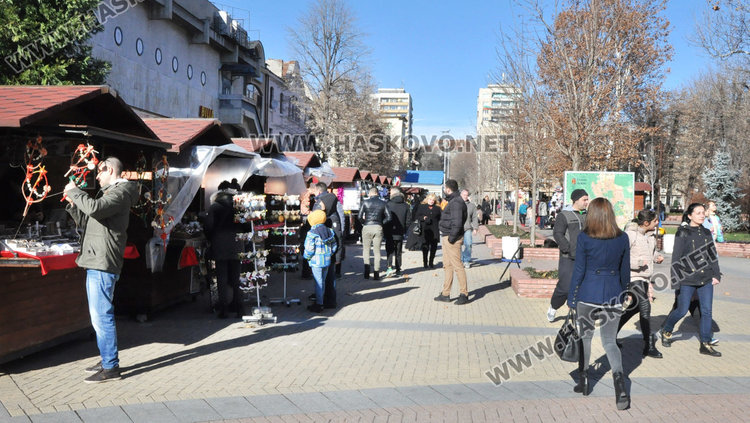 Оживление в центъра на Хасково в слънчевата неделя