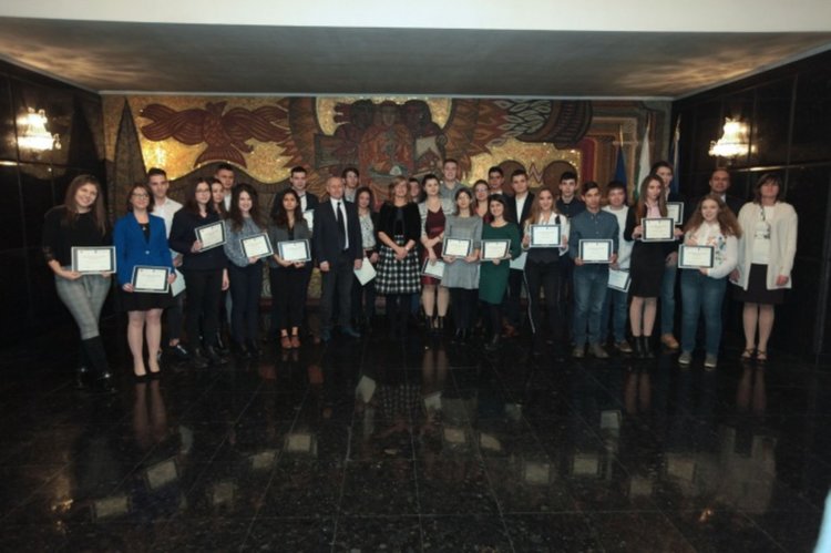 „Младежки посланици на НАТО“ от Кърджали наградени от Екатерина Захариева