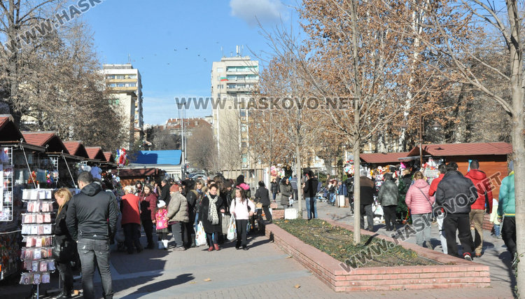 Оживление в центъра на Хасково в слънчевата неделя