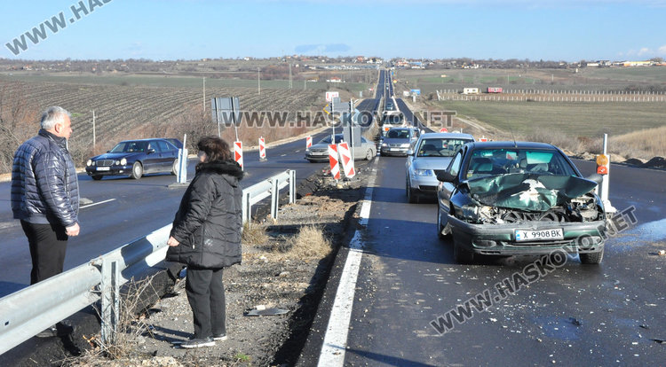 Инвалид с Рено се заби в джип по ремонтиращия се път от Хасково за Кърджали