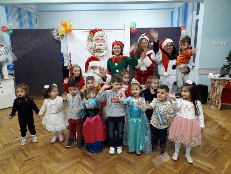 Руските съотечественици посрещнаха Дедушка Мороз, бурна радост за децата