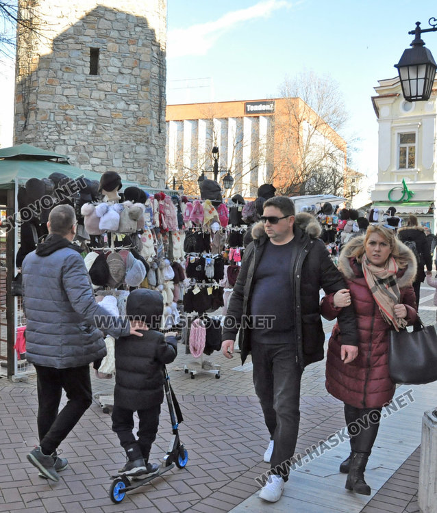 Оживление в центъра на Хасково в слънчевата неделя