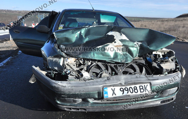Инвалид с Рено се заби в джип по ремонтиращия се път от Хасково за Кърджали