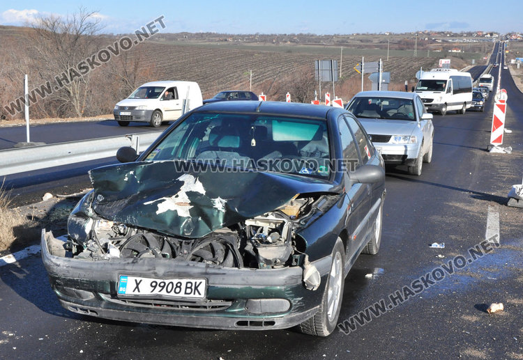 Инвалид с Рено се заби в джип по ремонтиращия се път от Хасково за Кърджали