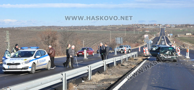 Инвалид с Рено се заби в джип по ремонтиращия се път от Хасково за Кърджали