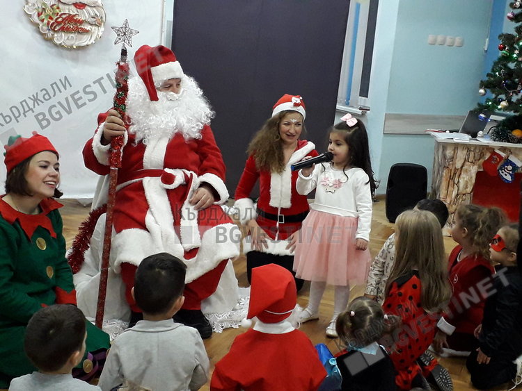 Руските съотечественици посрещнаха Дедушка Мороз, бурна радост за децата