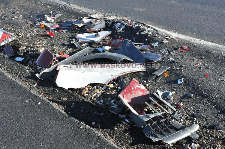 По платното имаше останки от други катастрофи