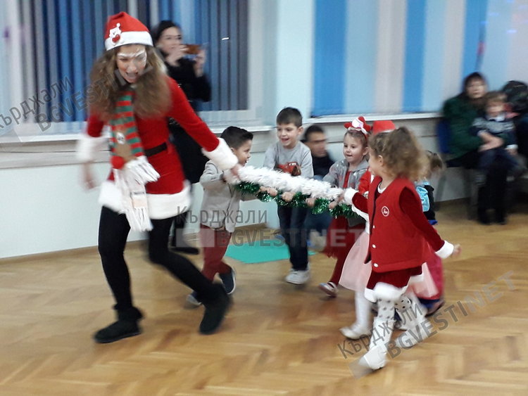 Руските съотечественици посрещнаха Дедушка Мороз, бурна радост за децата