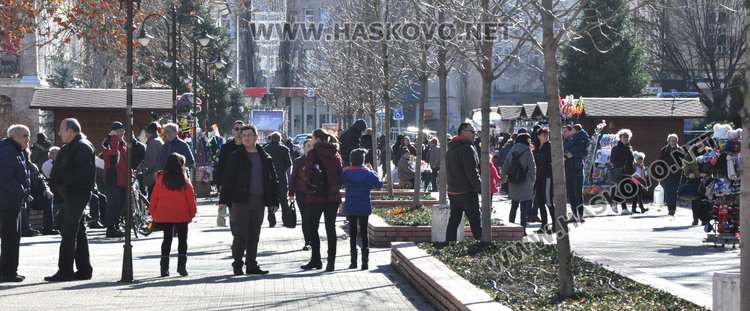 Оживление в центъра на Хасково в слънчевата неделя