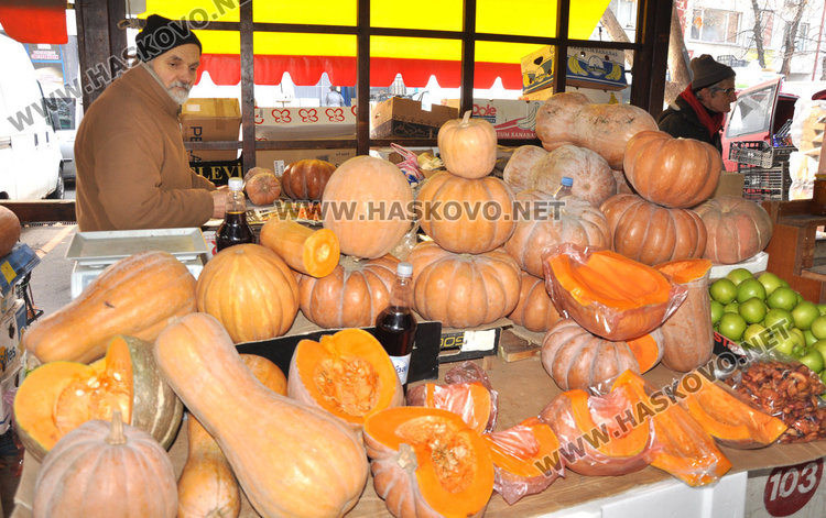 Наплив на пазара за Бъдни вечер, оживление в Хасково