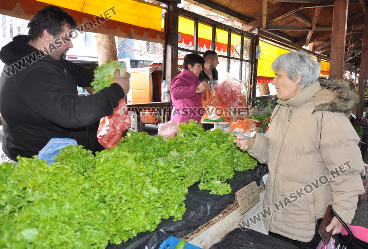 Наплив на пазара за Бъдни вечер, оживление в Хасково