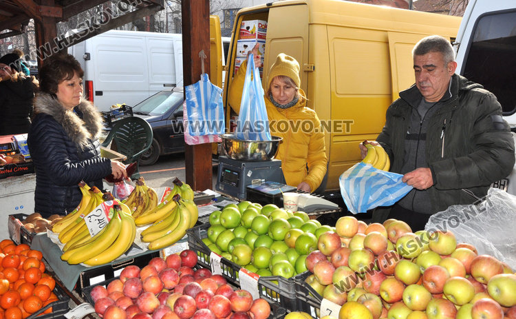 Наплив на пазара за Бъдни вечер, оживление в Хасково