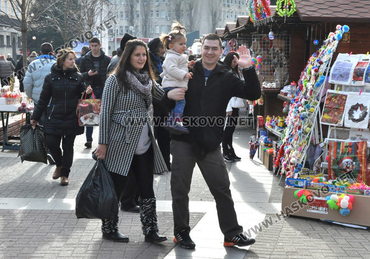 Наплив на пазара за Бъдни вечер, оживление в Хасково
