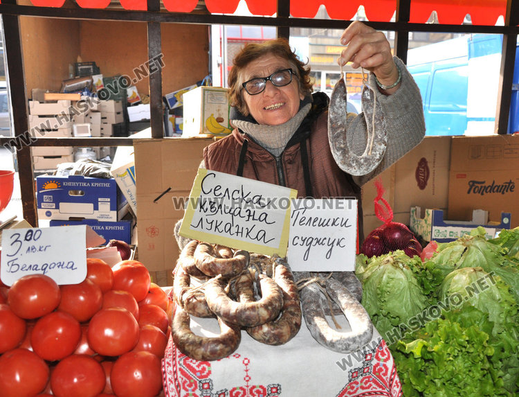 Наплив на пазара за Бъдни вечер, оживление в Хасково