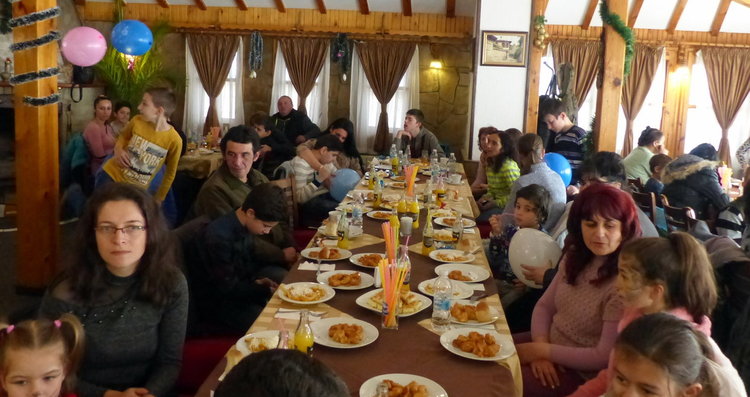 Дъщерята на покойния депутат Димчо Михалевски за пореден път организира коледен празник за 80 деца с увреждания в Смолян