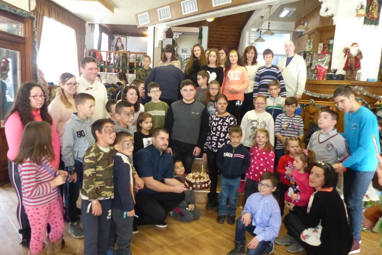 Дъщерята на покойния депутат Димчо Михалевски за пореден път организира коледен празник за 80 деца с увреждания в Смолян