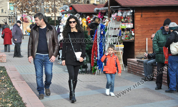 Наплив на пазара за Бъдни вечер, оживление в Хасково