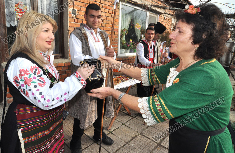 Коледари пеят и наричат за здраве и щастие в Узунджово