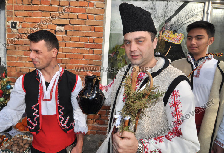 Коледари пеят и наричат за здраве и щастие в Узунджово