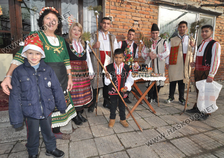 Коледари пеят и наричат за здраве и щастие в Узунджово
