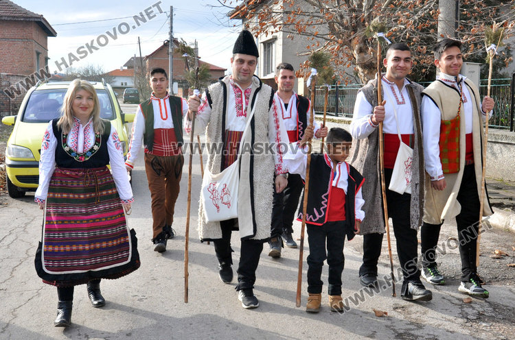 Коледари пеят и наричат за здраве и щастие в Узунджово
