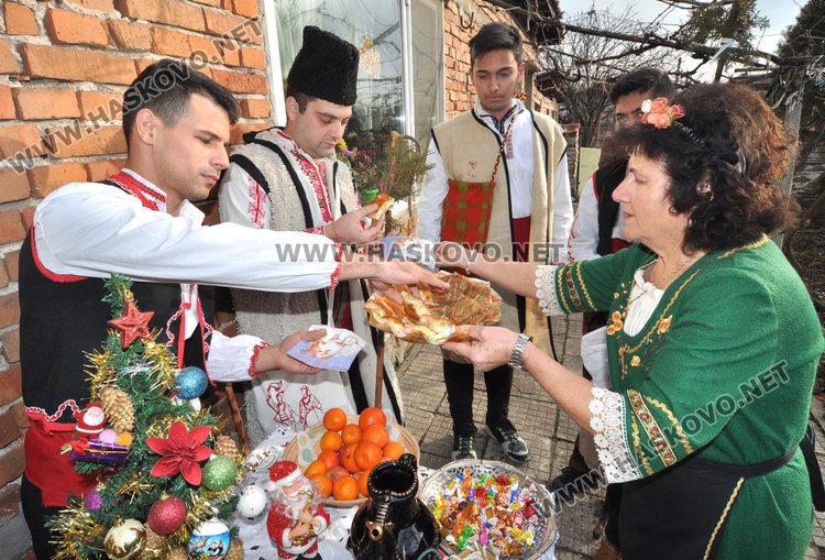Коледари пеят и наричат за здраве и щастие в Узунджово