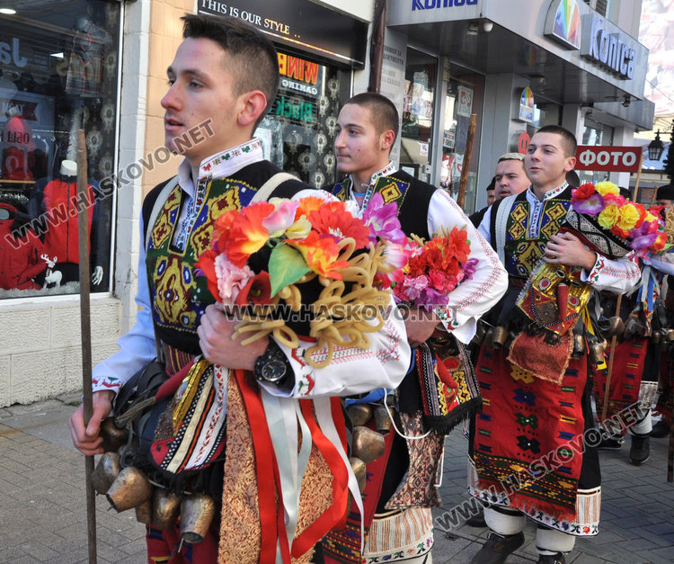 Кукери и коледари гърмяха с черешово топче в центъра на Хасково (видео)