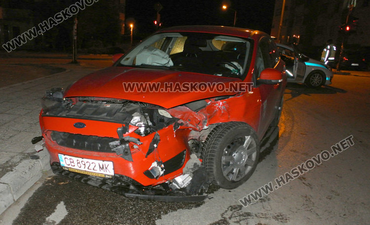 Ягуар и Форд се разбиха на „Дунав“ и „Георги Кирков“