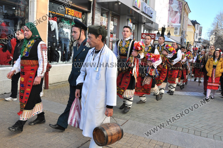 Кукери и коледари гърмяха с черешово топче в центъра на Хасково (видео)
