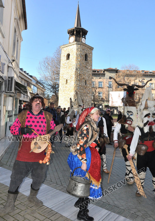 Кукери и коледари гърмяха с черешово топче в центъра на Хасково (видео)