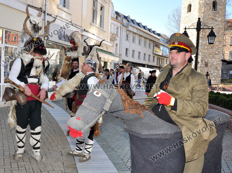 Кукери и коледари гърмяха с черешово топче в центъра на Хасково (видео)