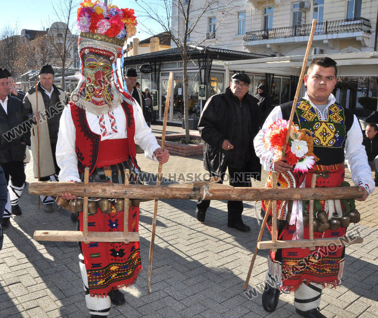 Кукери и коледари гърмяха с черешово топче в центъра на Хасково (видео)